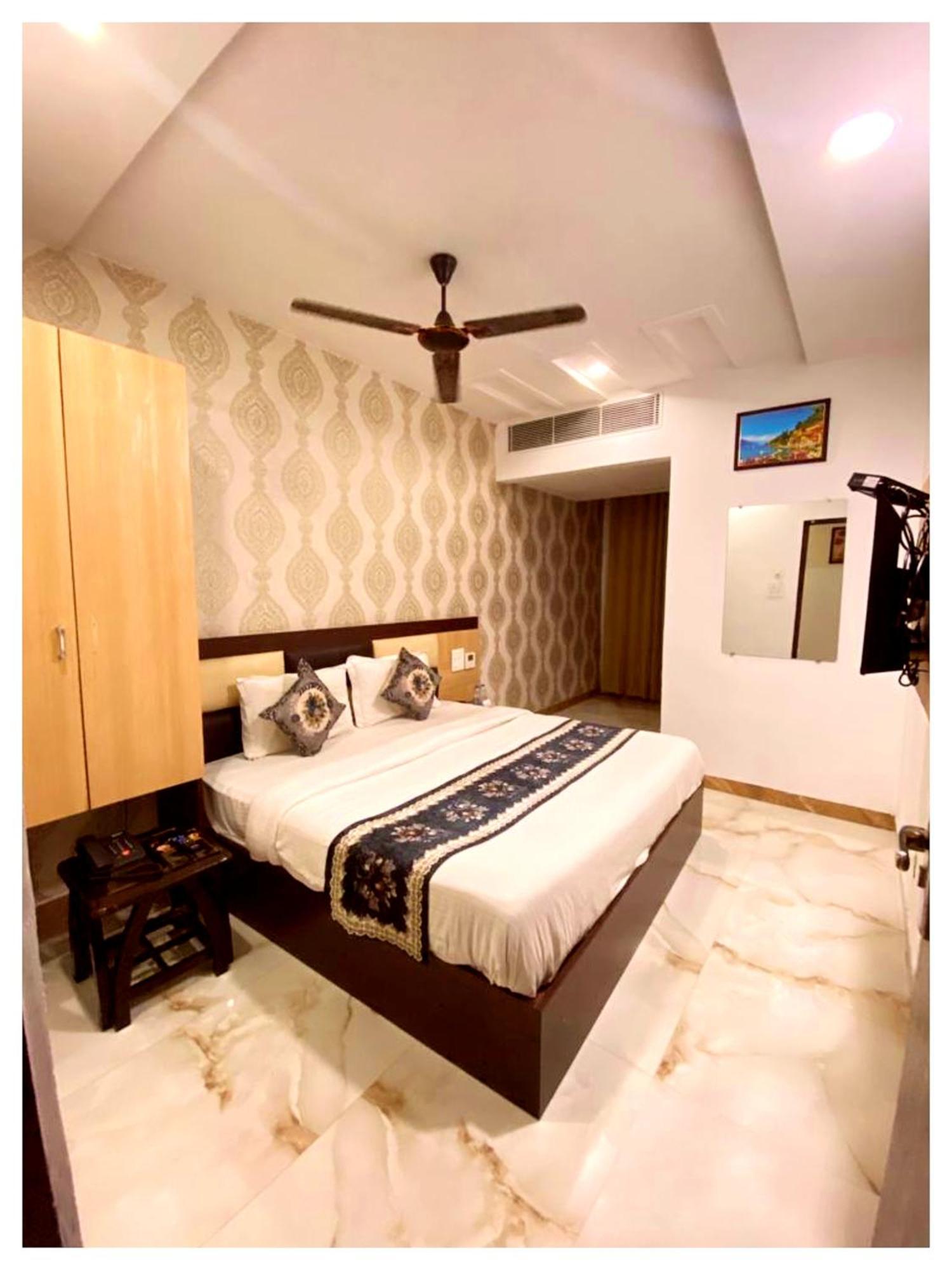 Hotel Premium Travellers # Inn Near Temple - Fully Air Conditioning Hotel - Hygiene And Spacious Room - A Top Rated Luxuary Hotel Merces ภายนอก รูปภาพ
