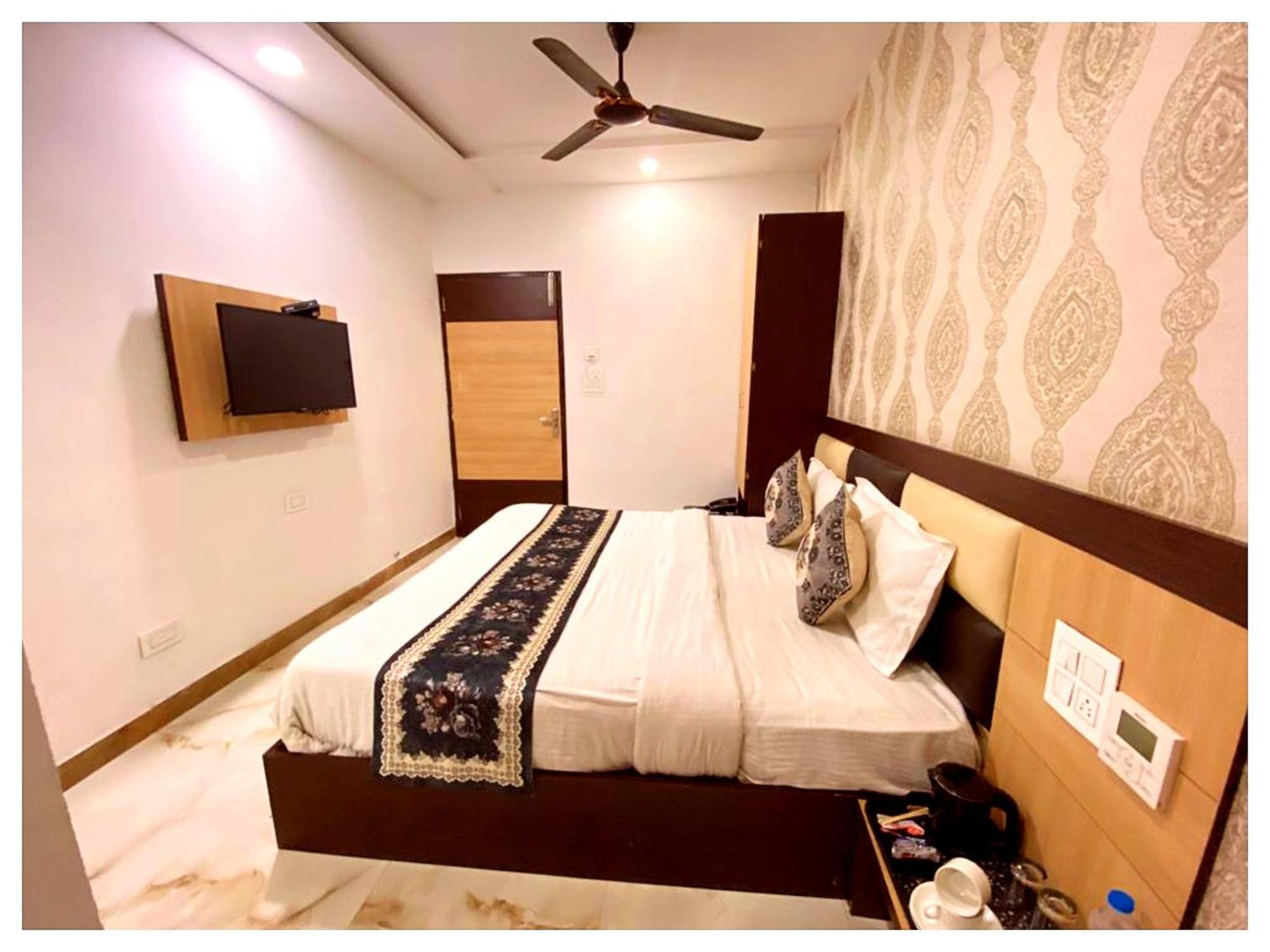 Hotel Premium Travellers # Inn Near Temple - Fully Air Conditioning Hotel - Hygiene And Spacious Room - A Top Rated Luxuary Hotel Merces ภายนอก รูปภาพ